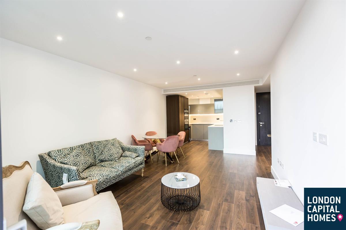 2 bed property in 14 Piazza Walk, London